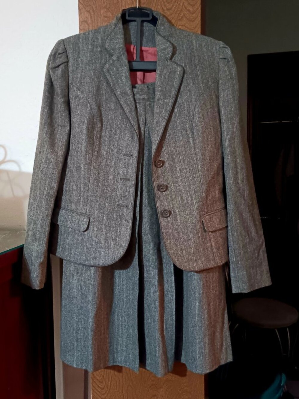 Casual Corner Gray Two-Piece Professional Suit w/3-button Blazer & Skirt, Sz 7/8